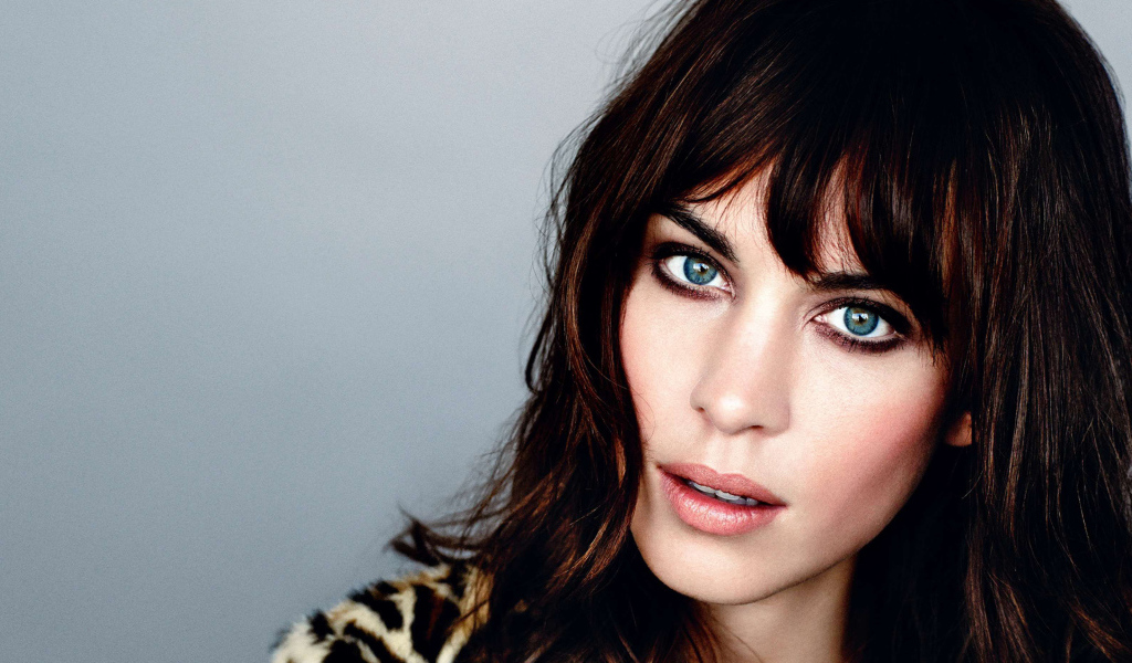 Голубоглазая девушка модель Алекса Чанг лицо крупным планом