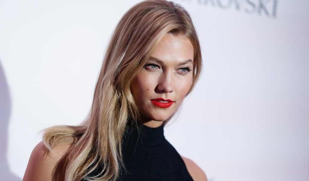 Яркая блондинка, модель Карли Клосс