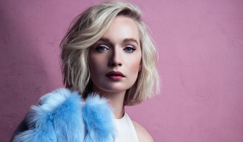 Ярка голубоглазая девушка модель на розовом фоне