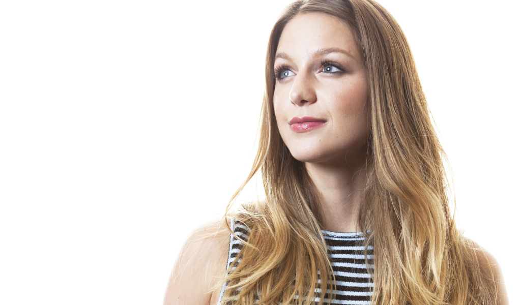 Милая девушка, американская модель Мелисса Бенойст на белом фоне