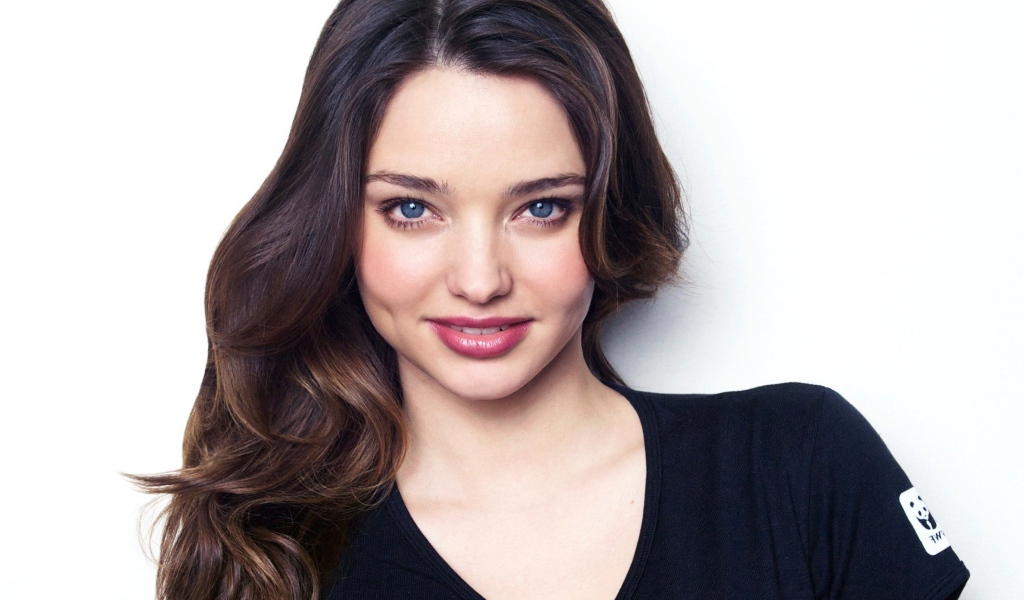 Нежная улыбающаяся голубоглазая девушка, модель Миранда Керр