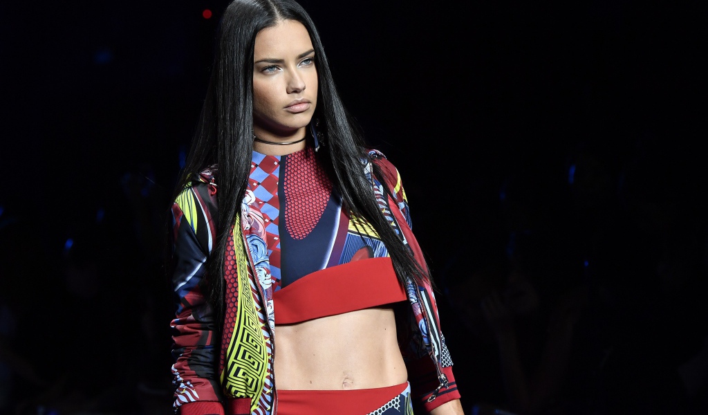 Длинноволосая брюнетка, модель Адриана Лима на подиуме