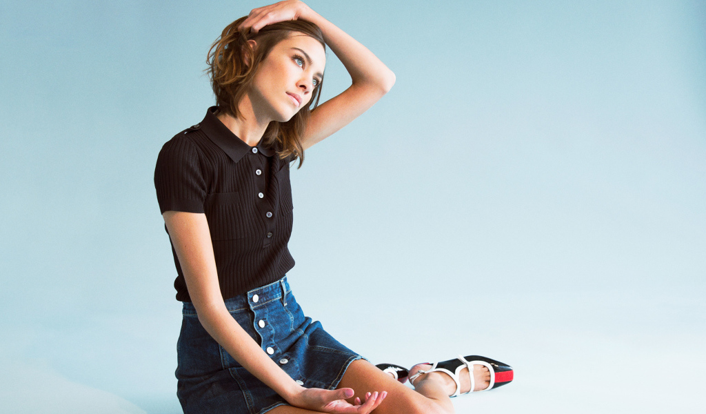 Модель Алекса Чанг сидит на голубом фоне