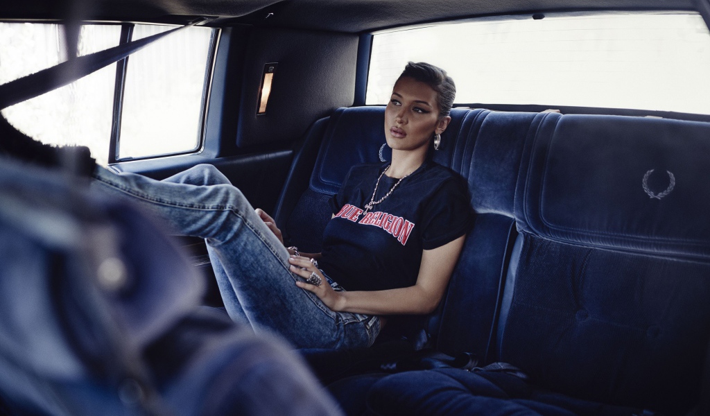 Модель Белла Хадид в джинсах в машине