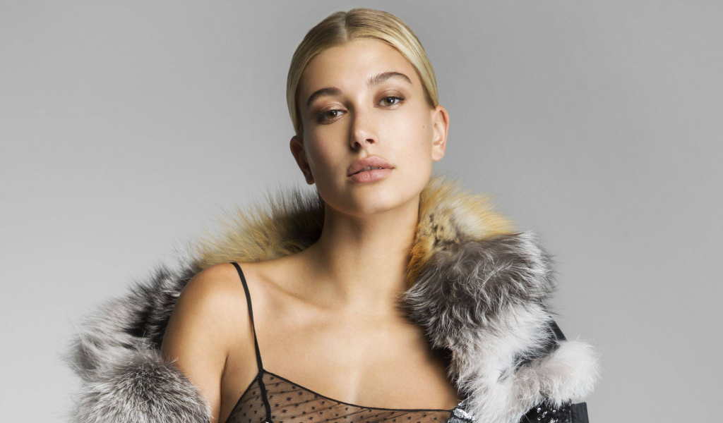 Модель Хейли Болдуин на сером фоне