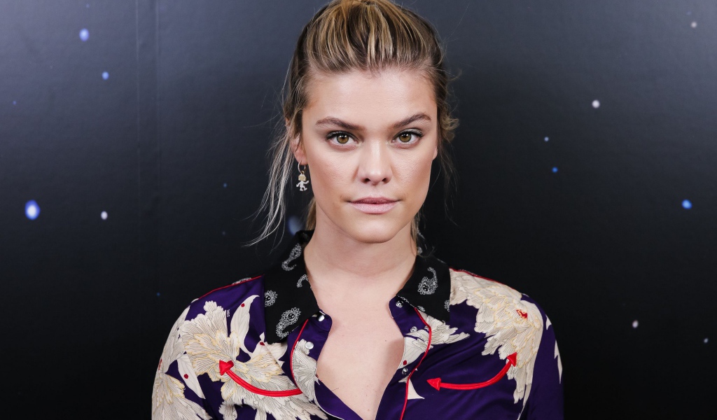 Модель Нина Агдал на черном фоне