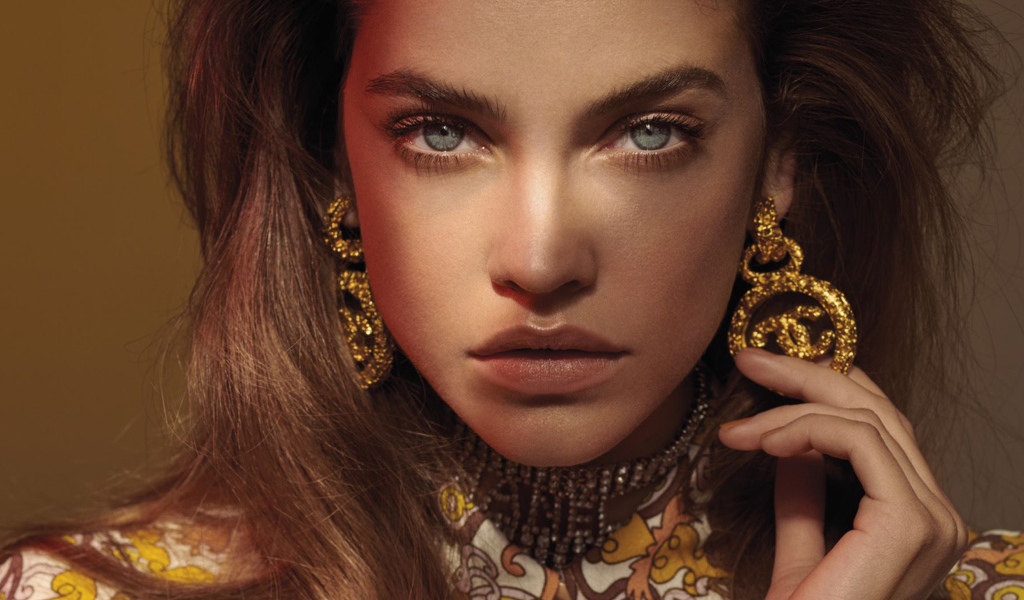 Популярная модель Барбара Палвин лицо крупным планом