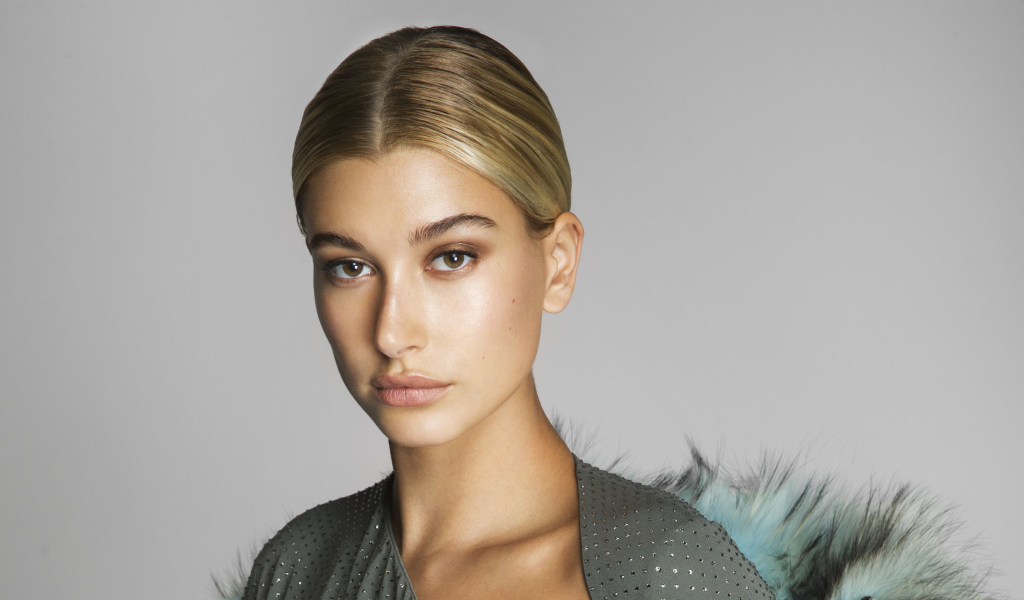 Серьезная блондинка, модель Хейли Болдуин на сером фоне