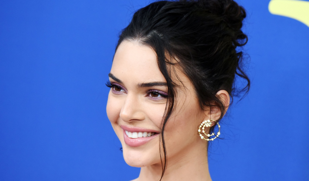 Улыбающаяся девушка модель Кендалл Дженнер 