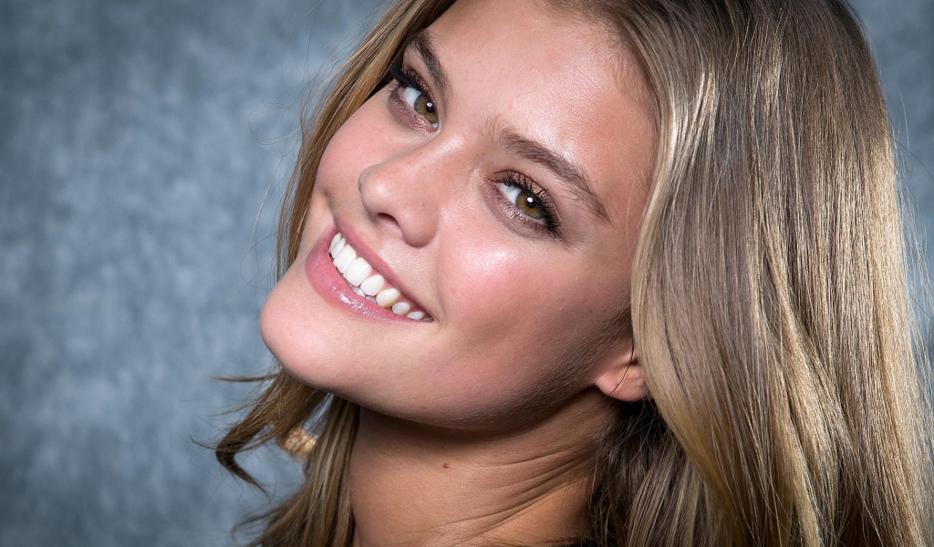 Улыбающаяся модель Нина Агдал лицо крупным планом