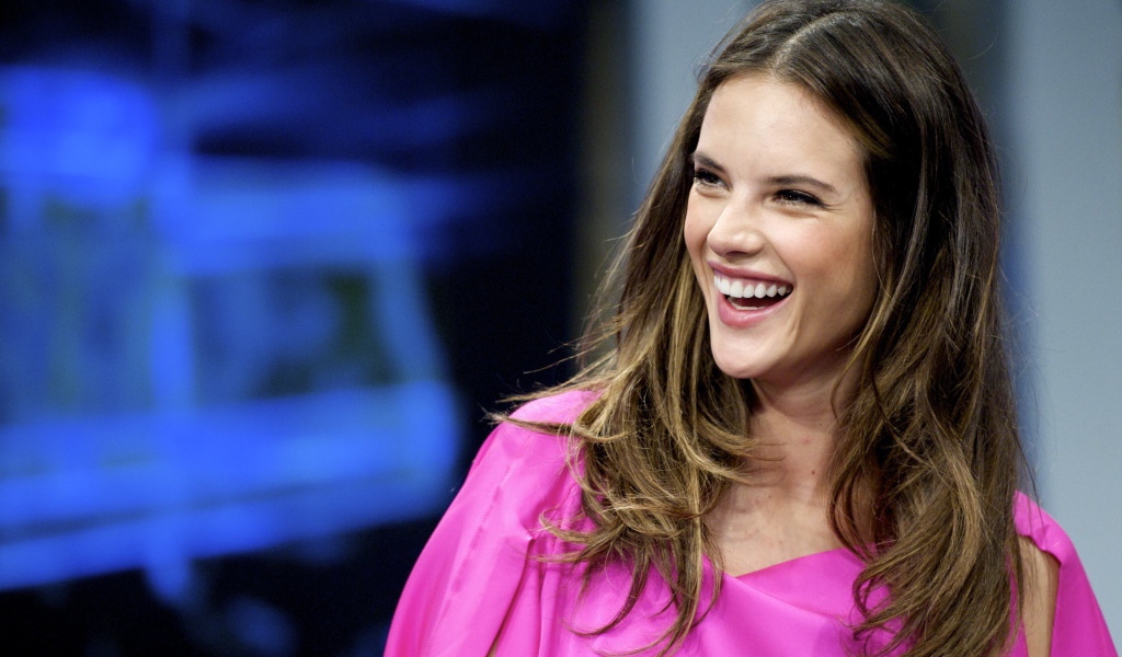 Улыбающаяся девушка супермодель Алессандра Амбросио