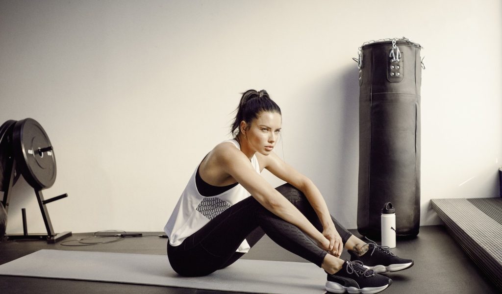 Спортивная девушка модель Адриана Лима в спортзале