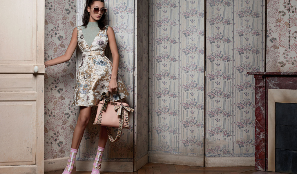 Стильная девушка модель Белла Хадид в солнечных очках