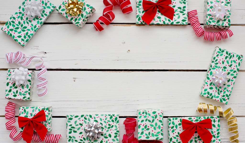 Много разных подарков с бантами на деревянном фоне, шаблон для открытки 