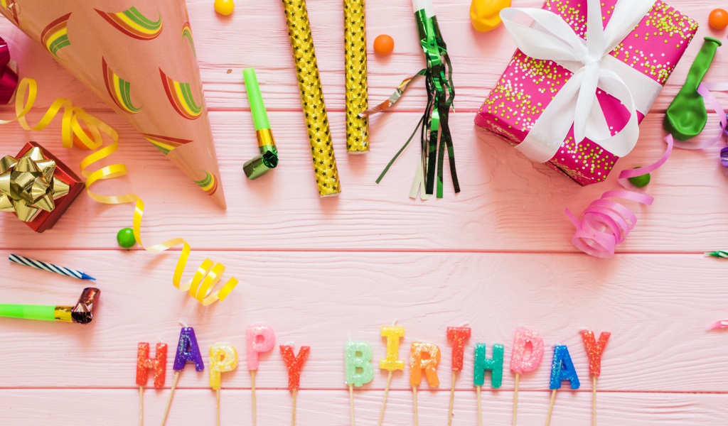 Декор и подарок на день рождения на розовом фоне