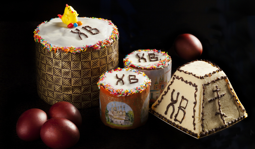 Красивые куличи и крашеные яйца на черном фоне на праздник Пасха