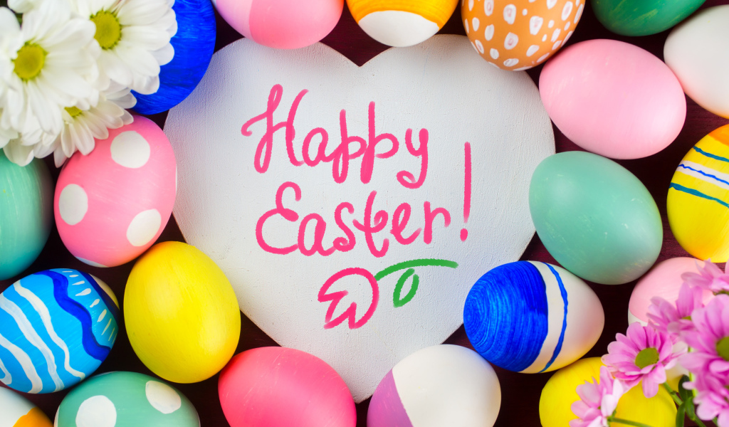 Разноцветные крашеные яйца с надписью Happy Easter