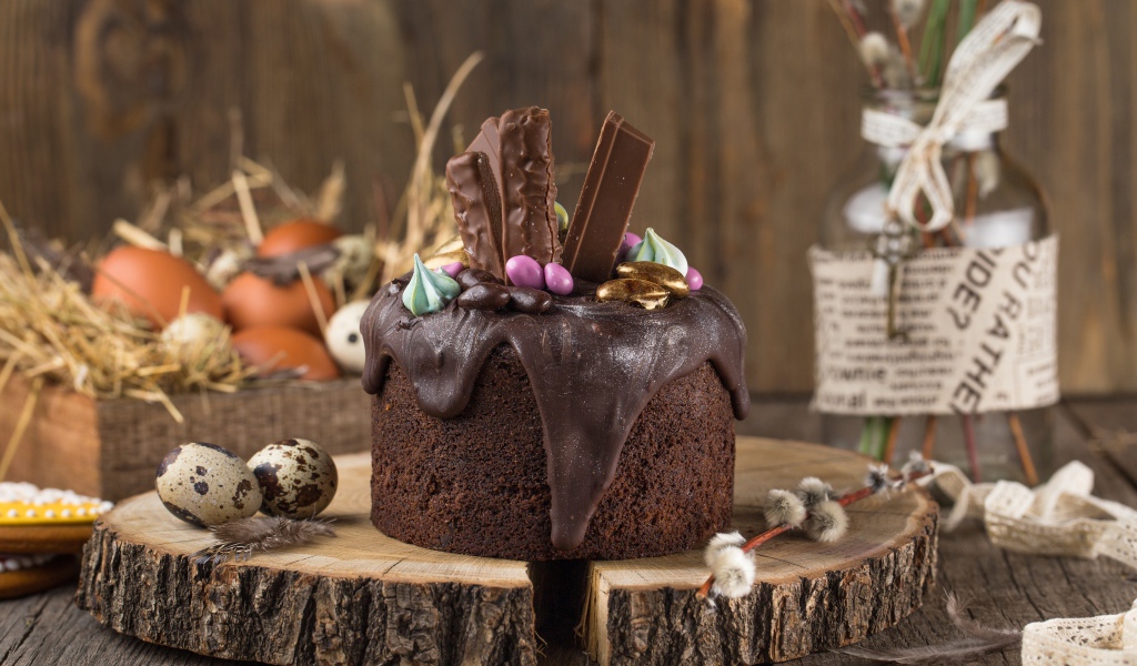 Пасхальный кулич с шоколадной глазурью и сладостями на праздник Пасха