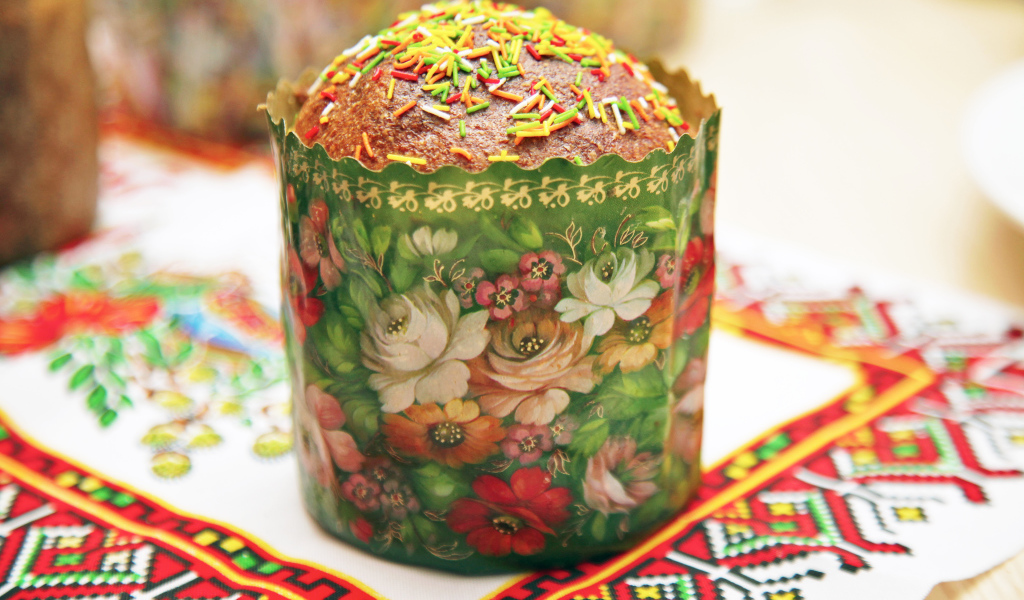 Кулич с посыпкой на Великий праздник Пасха