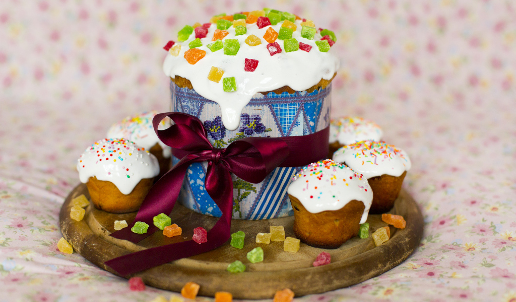 Куличи с цукатами на доске на Светлый праздник Пасха