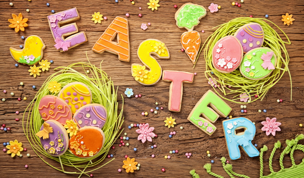 Вкусное разноцветное пасхальное печенье на деревянном столе