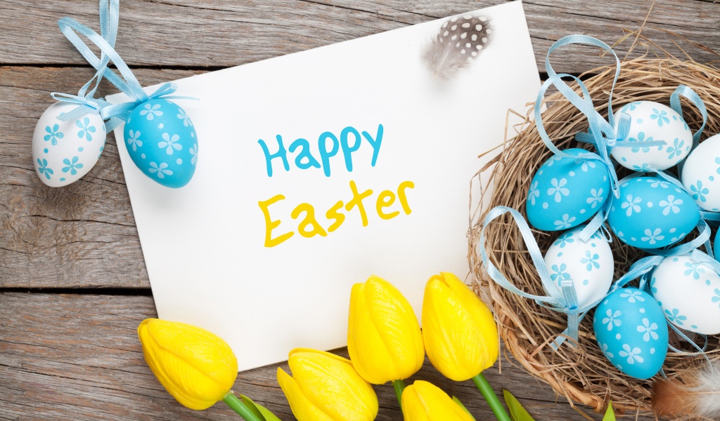 Надпись на белом листе Happy Easter с букетом желтых тюльпанов и крашенными яйцами