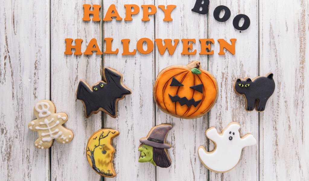 Печенье и надпись на деревянном столе на Хэллоуин 