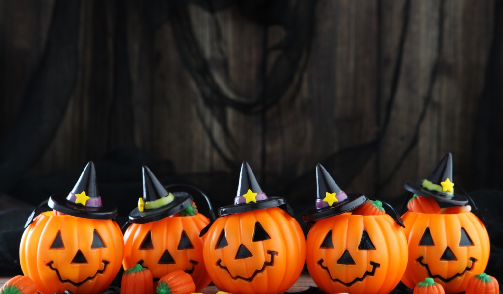 Маленькие тыквы со сладостями на Хэллоуин