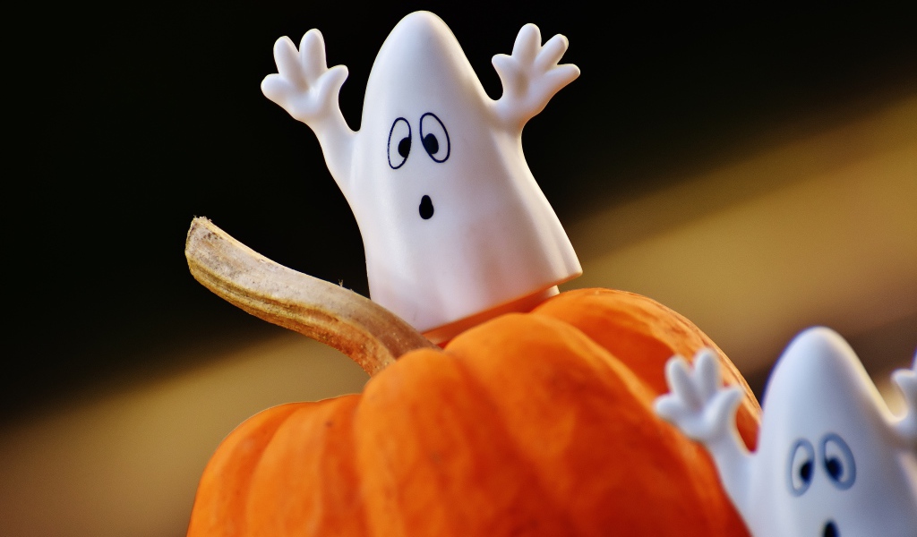 Игрушечные призраки на тыкве на Хэллоуин 
