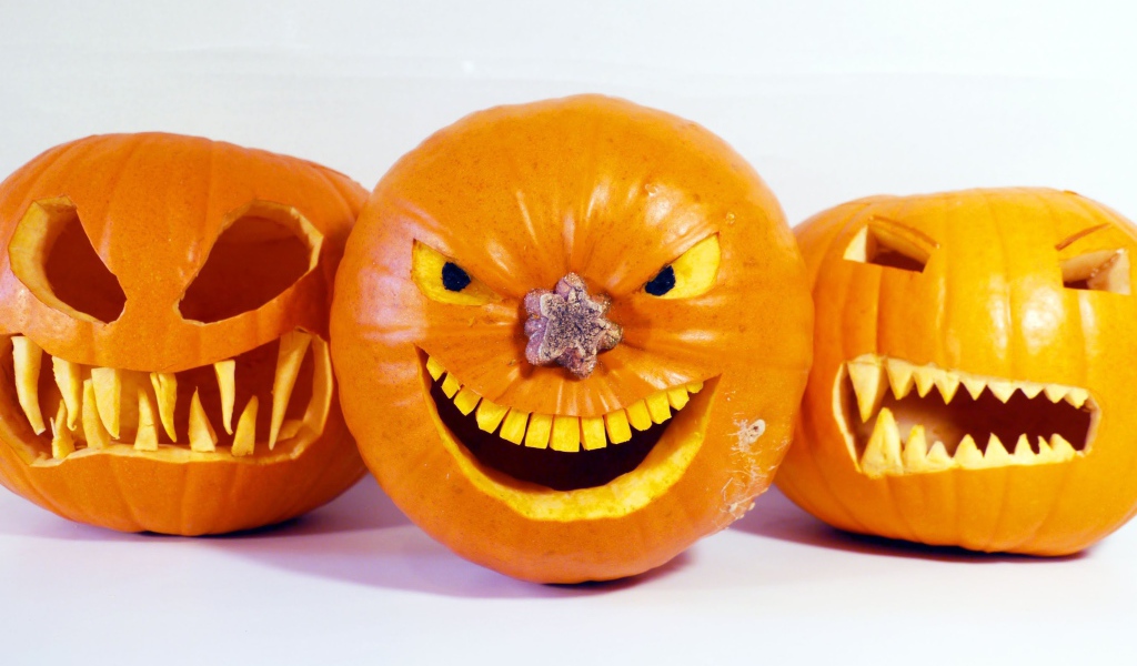 Зловещие тыквы на белом фоне на Хэллоуин 