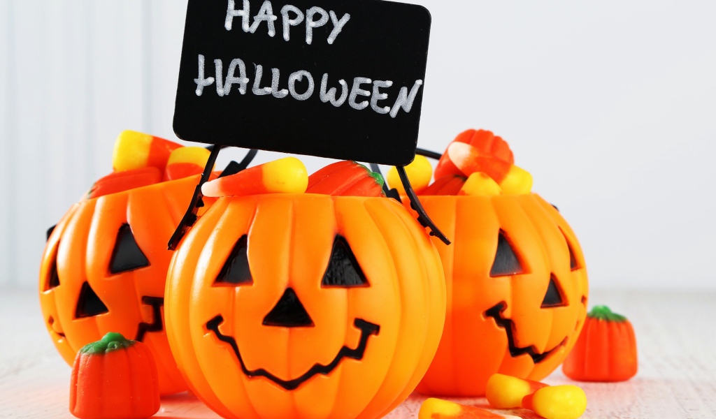 Тыквы со сладостями с надписью Счастливого Хэллоуина