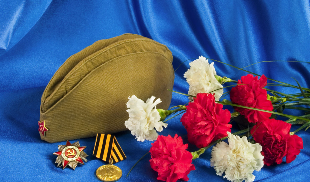 Букет гвоздик, пилотка, орден отечественной войны, и медаль на синем фоне 