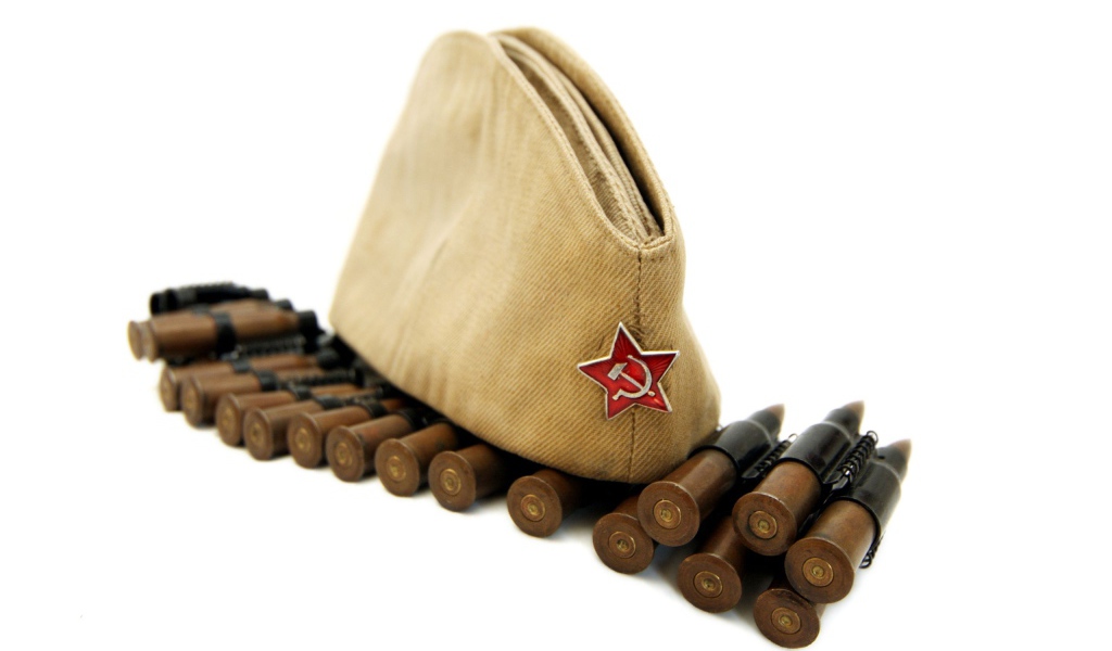 Военная пилотка с красной звездой с патронами на белом фоне