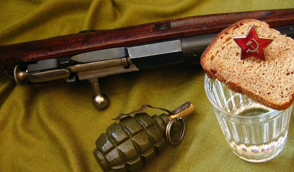 Граната, рюмка водки с куском хлеба и звезда на 9 мая 