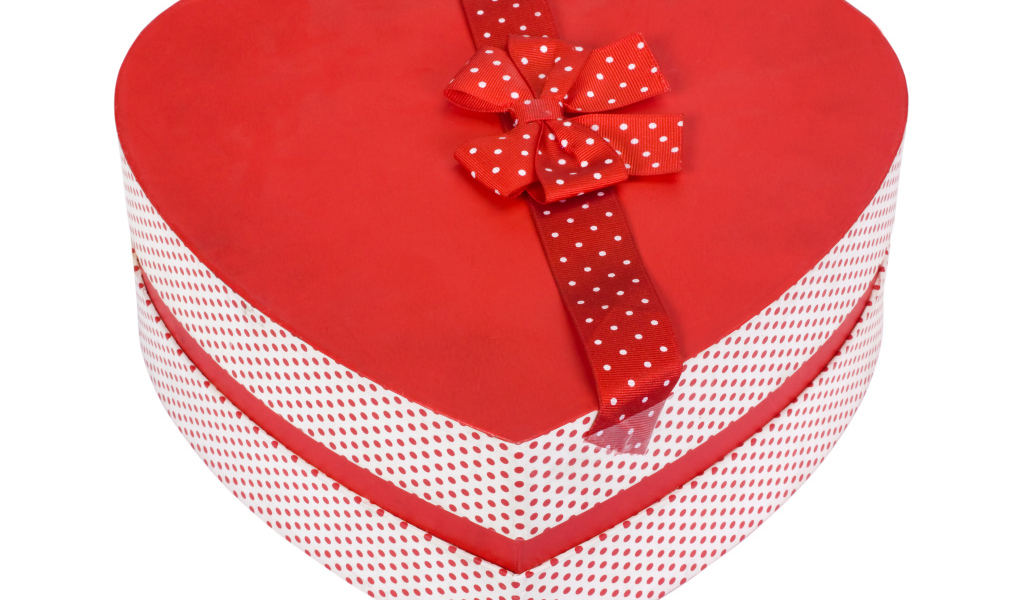 Красивая коробка в форме сердца на белом фоне