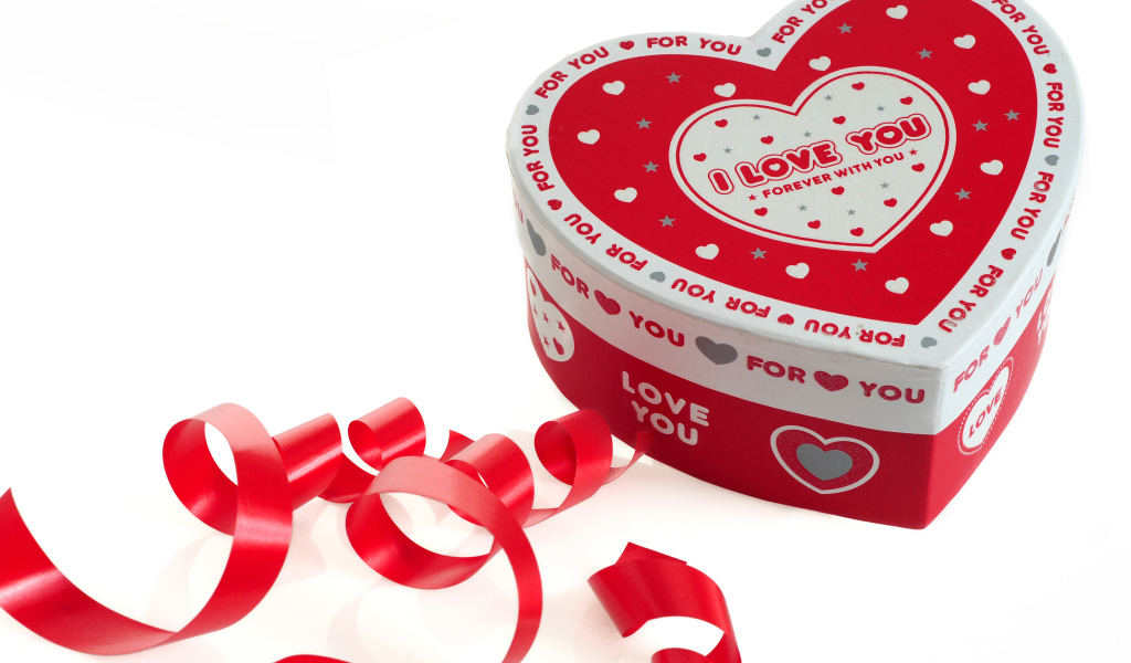 Красивая коробка в форме сердца на белом фоне с красной лентой