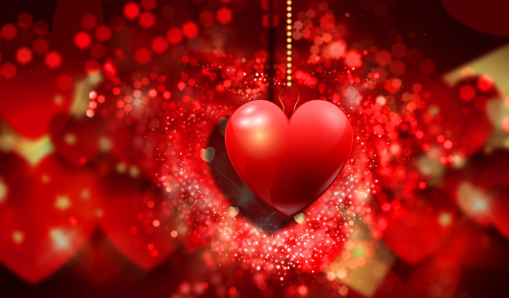 Красивое красное сердце на цепочке