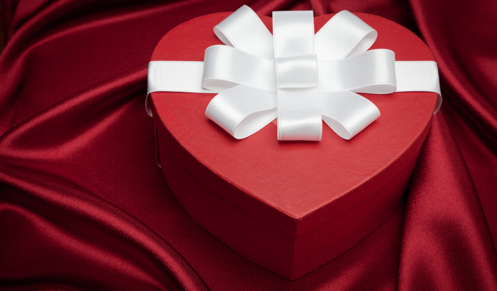 Большая красивая красная коробка в форме сердца с белым бантом