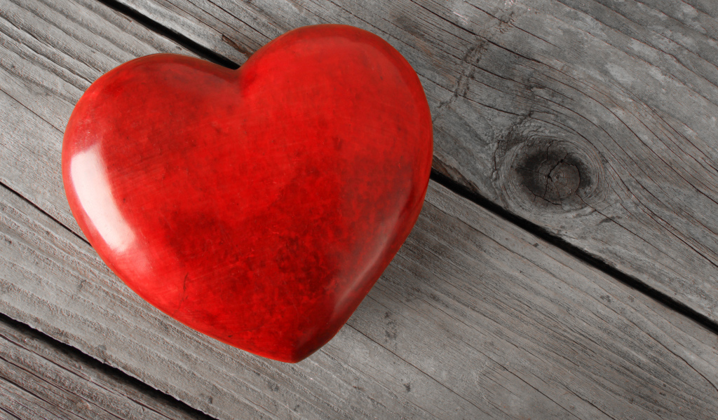 Большое красное сердце на деревянном столе