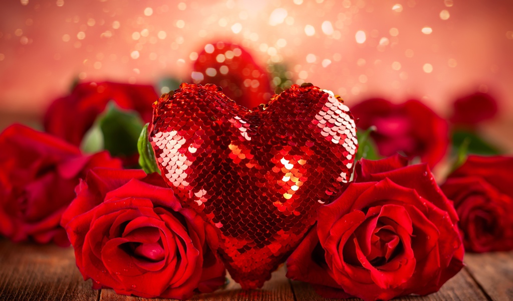 Большое красное блестящее сердце с букетом роз 