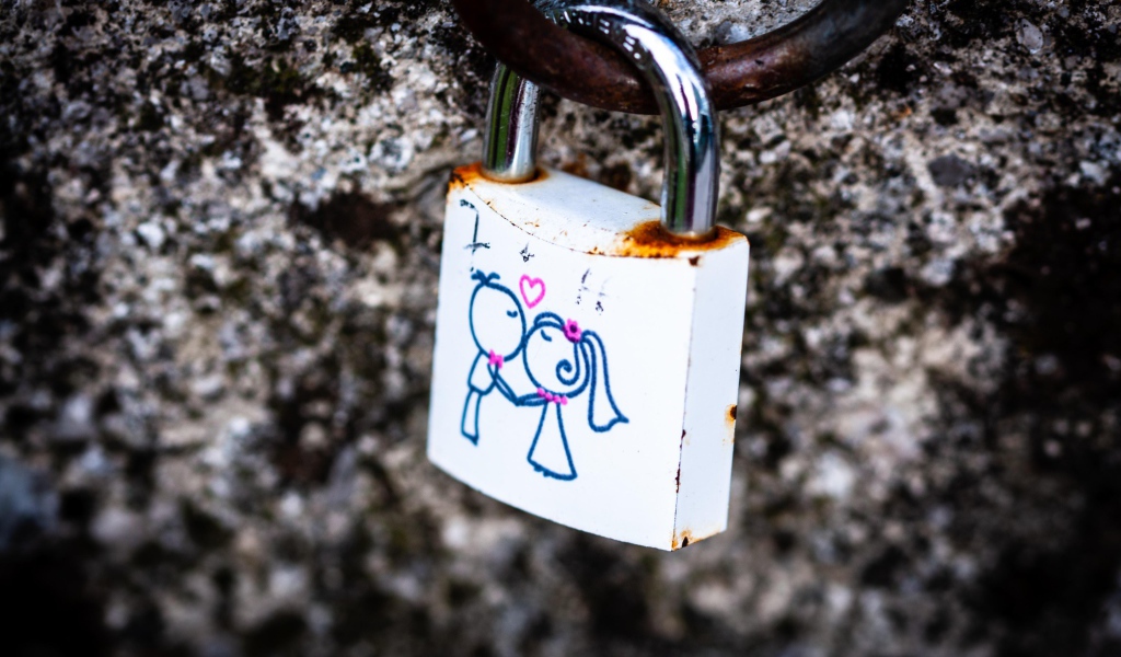 Замок влюбленных у стены 