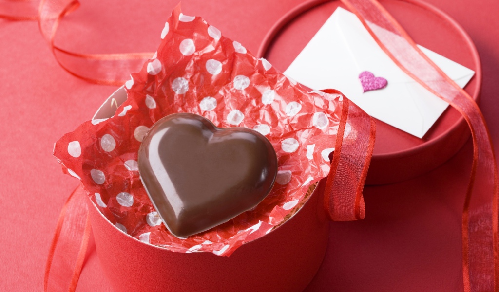 Шоколадное сердце к круглой розовой подарочной коробке 