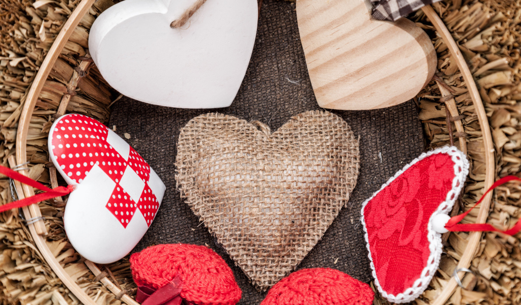 Разные сердечки в корзине крупным планом