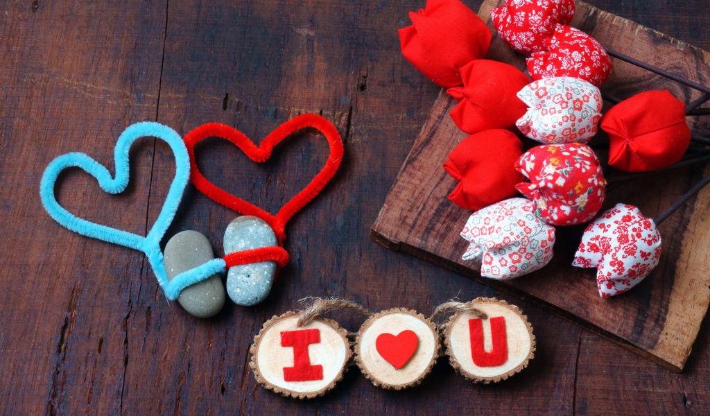 Тюльпаны из ткани и два сердца на столе