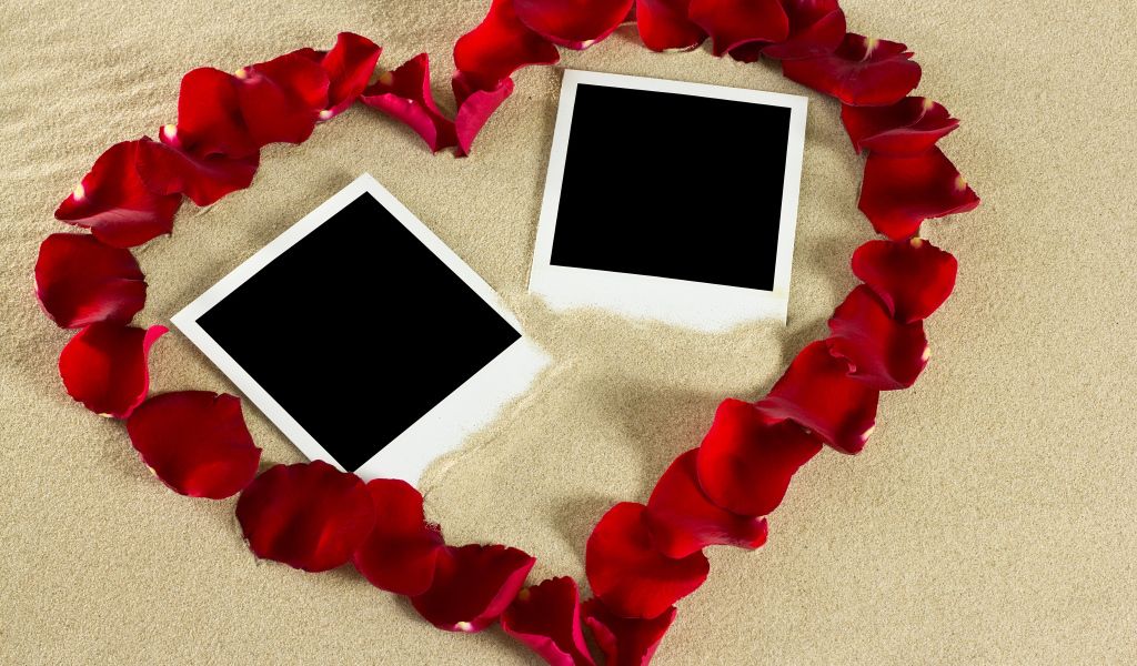 Сердце из лепестков роз на песке с шаблонами для фото 