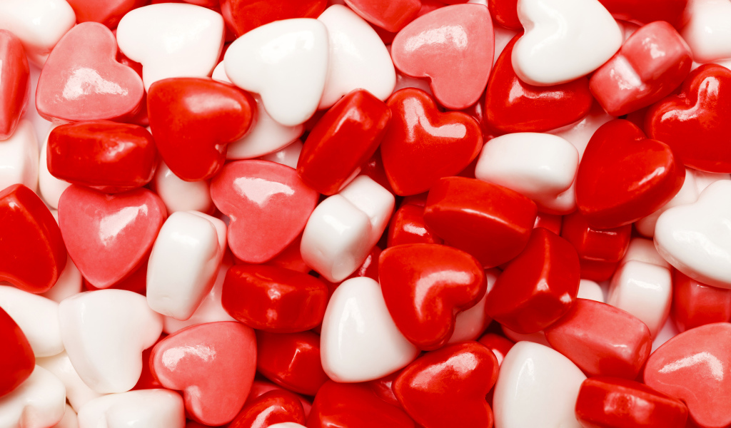Много разноцветных конфет в форме сердца крупным планом