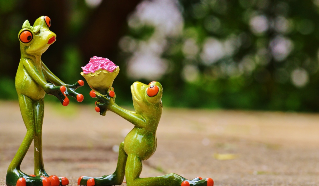 Влюбленная пара фарфоровых лягушек 