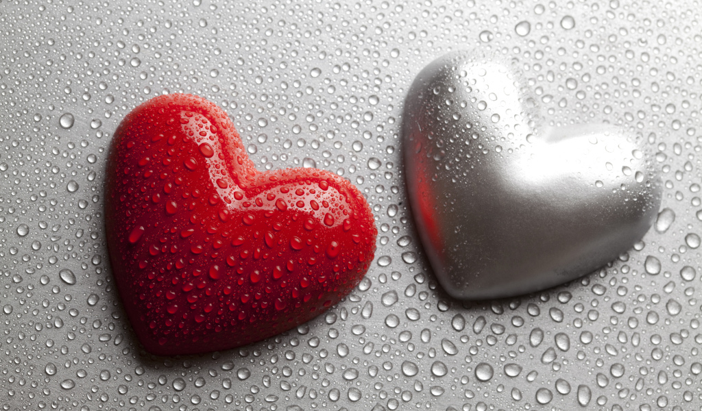Красное и серое сердце на сером фоне в каплях воды