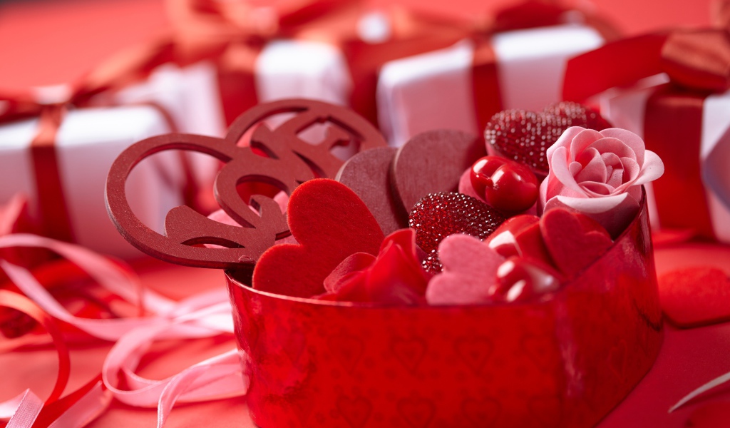 Красная коробка с сердечками и розами в подарок