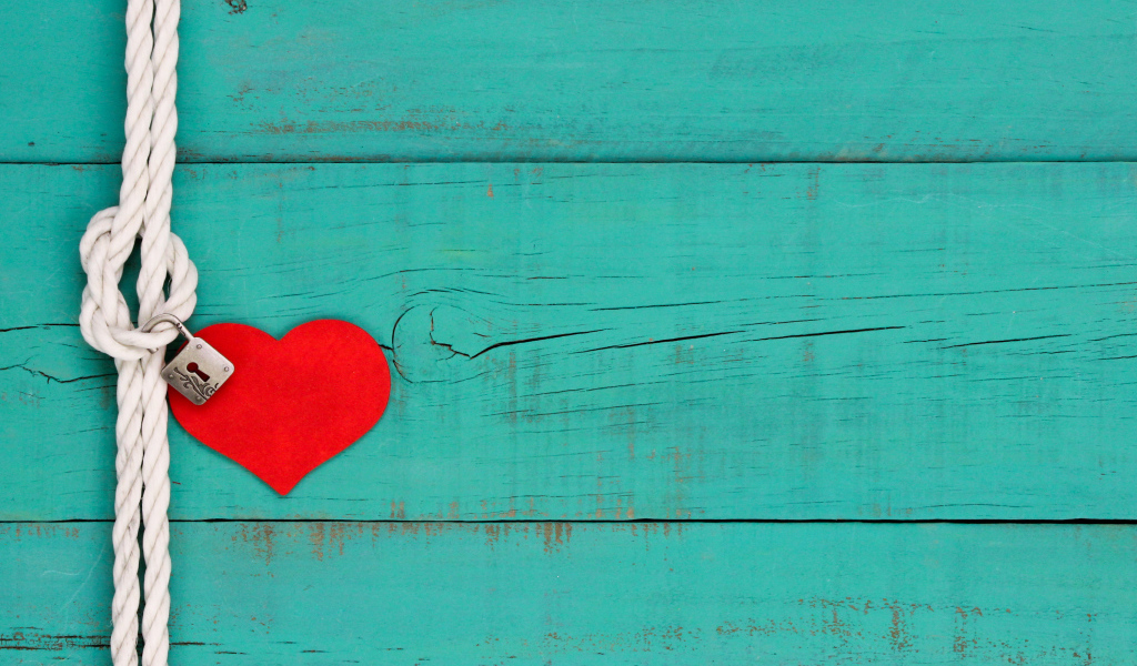 Красное сердечко на веревке с замком на голубом фоне